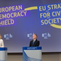 Escudo Europeu da Democracia e Estratégia da UE para a Sociedade Civil contribuem para democracias mais fortes e resilientes