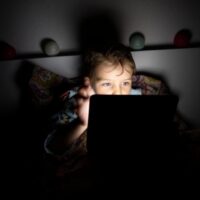 Comissão Europeia reforça apelo aos Estados-Membros para uso de aplicação europeia de verificação de idade online