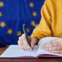Eurobarómetro: europeus consideram que o ensino e a formação profissionais permitem aceder a bons empregos e salários