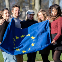 Eurobarómetro revela a visão dos jovens sobre a democracia participativa e o valor da UE